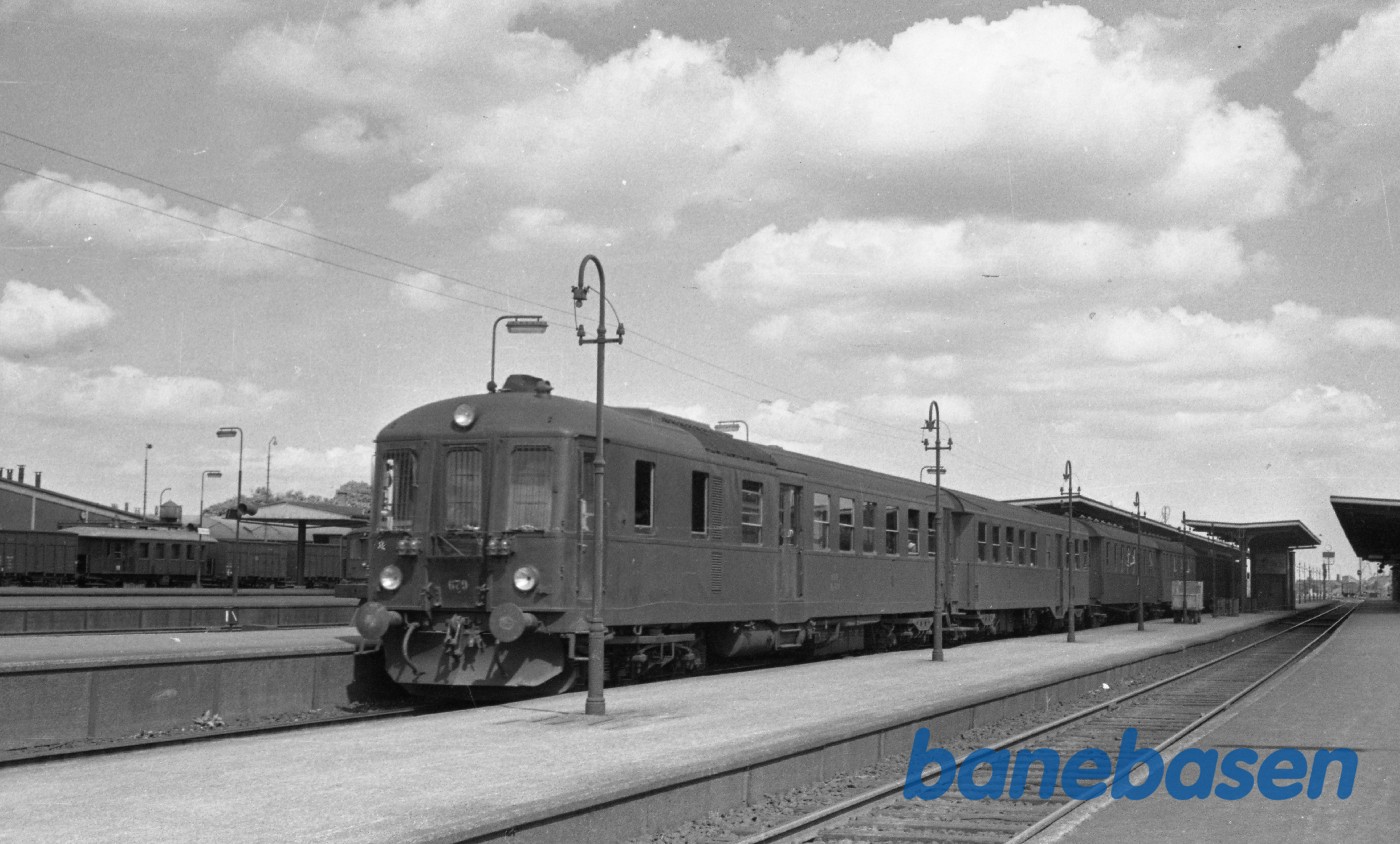 MK 679-FK 680 med persontog MK 679-FK 680 med persontog