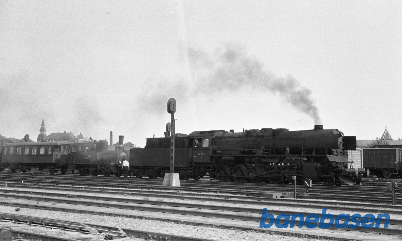 N 202 + afkoblet F-maskine forrest i godstog til Fredericia N 202 + afkoblet F-maskine forrest i godstog til Fredericia