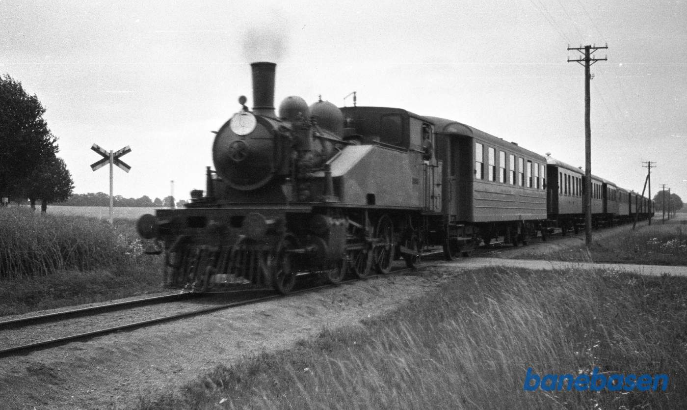 OKMJ 14 med tomme vogne fra spejdertog ved overkørsel mellem Ulriksholm og Østergård OKMJ 14 med tomme vogne fra spejdertog ved overkørsel mellem Ulriksholm og Østergård