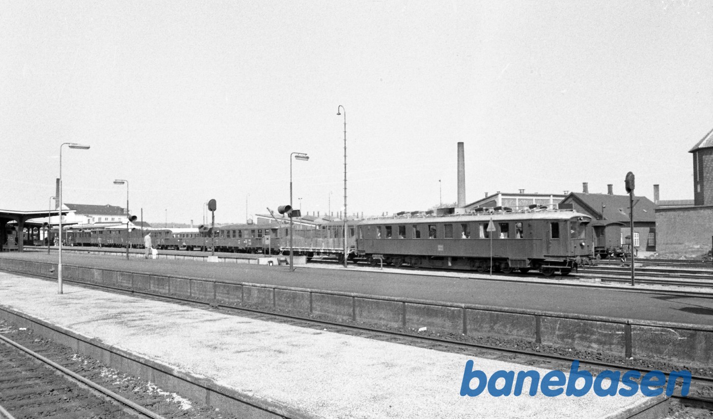 MD-motorvogn med blandettog under udkørsel til Kerteminde MD-motorvogn med blandettog under udkørsel til Kerteminde