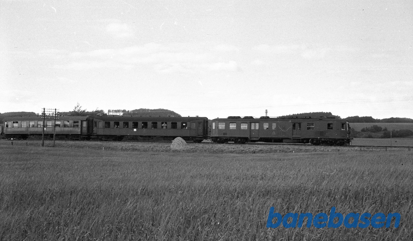 MO med persontog mod Odense ved Elmelund MO med persontog mod Odense ved Elmelund