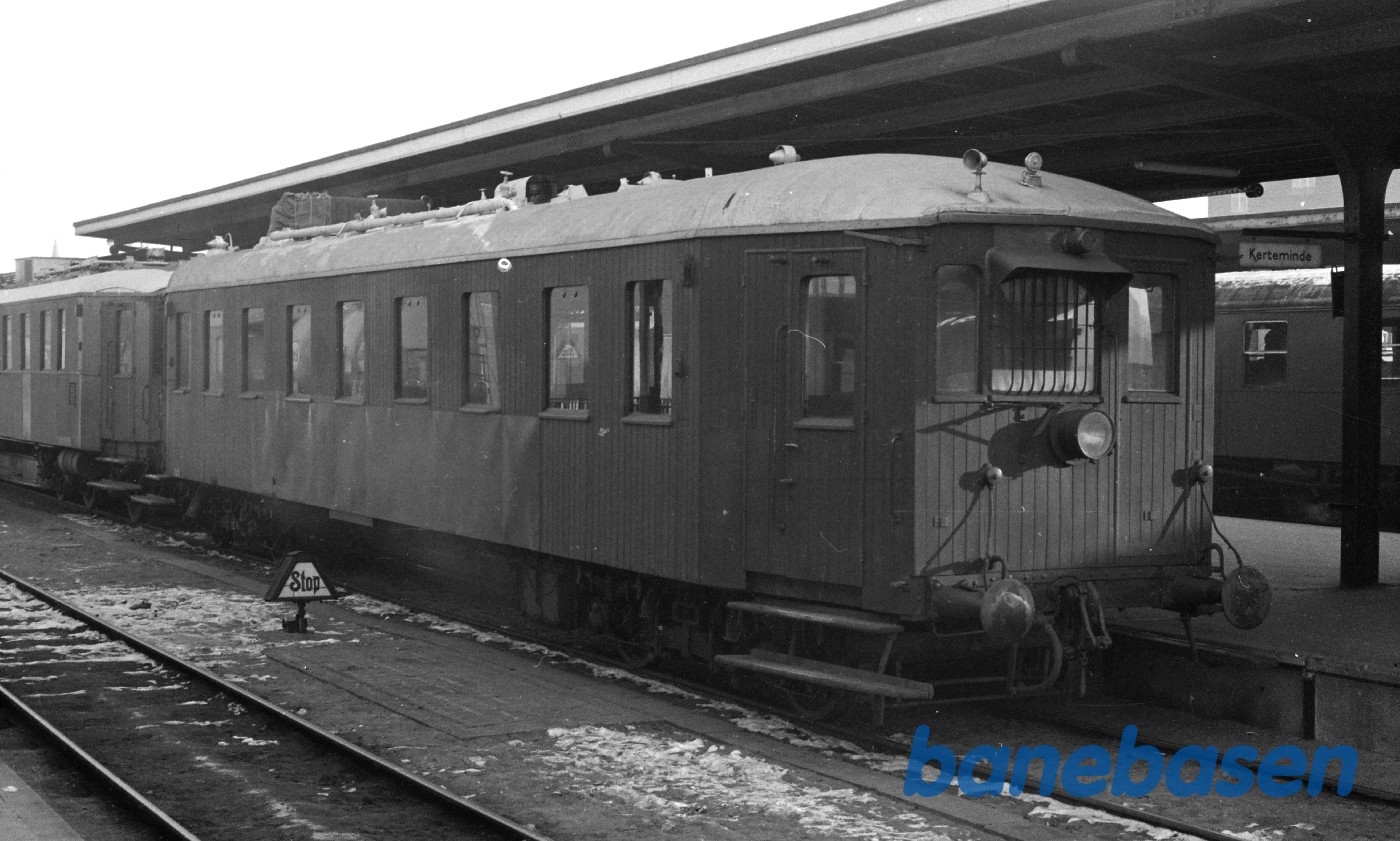 MH-motorvogn med jernplade på side efter påkørsel MH-motorvogn med jernplade på side efter påkørsel