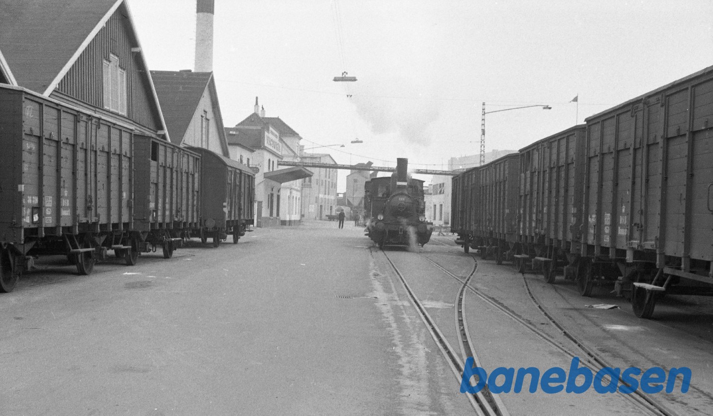F 424 rangerer på havnen F 424 rangerer på havnen
