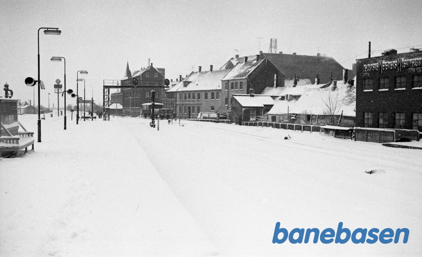 Odense station, østende i snevejr Odense station, østende i snevejr