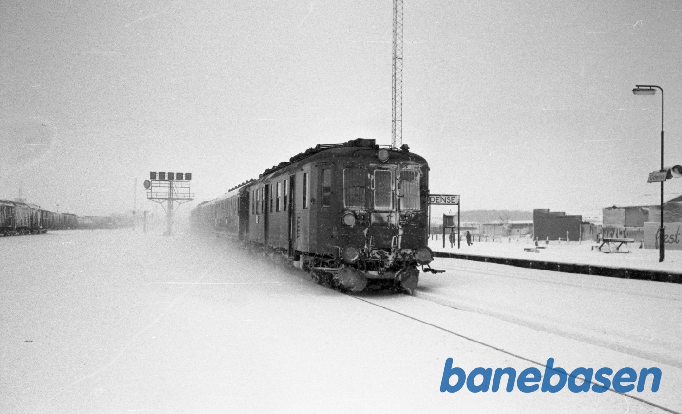 MO 598 med lyntog "Sønderjyden" fra Fredericia MO 598 med lyntog "Sønderjyden" fra Fredericia