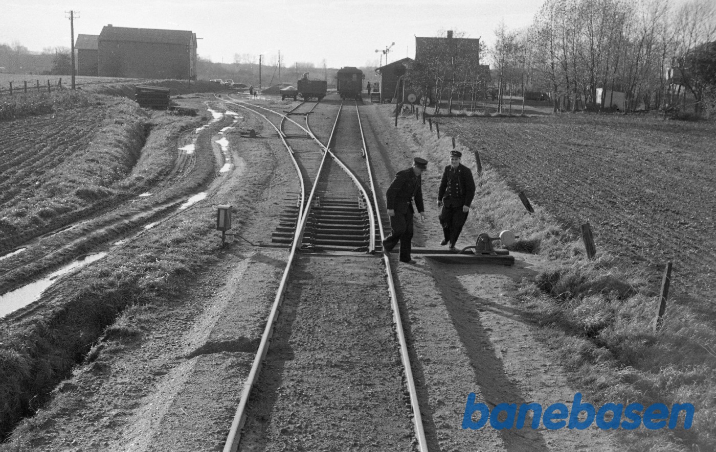 Seden station, personalet aflåser sporskifte til sidespor efter krydsning Seden station, personalet aflåser sporskifte til sidespor efter krydsning