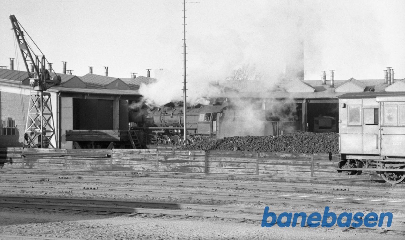 N 206 kører i remise N 206 kører i remise