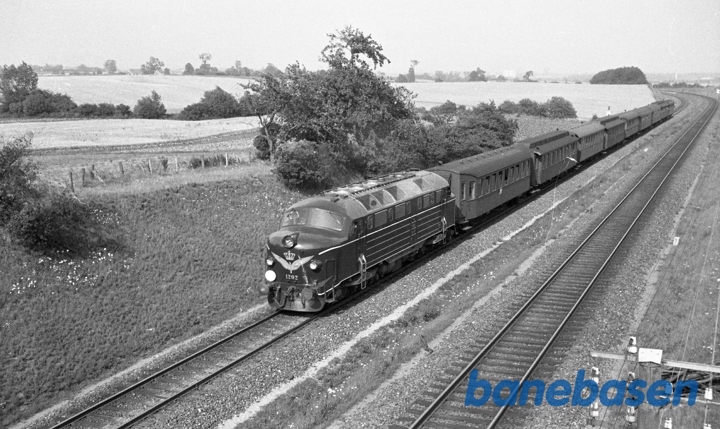 MY 1202 med persontog til Fredericia ved Elmelund MY 1202 med persontog til Fredericia ved Elmelund