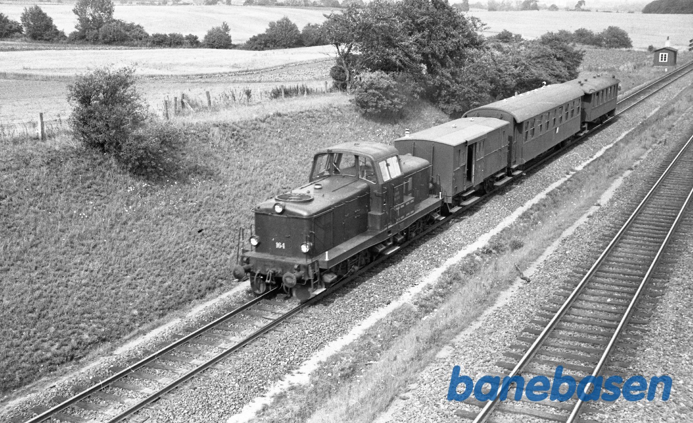 MT 164 med persontog til Assens ved Elmelund MT 164 med persontog til Assens ved Elmelund