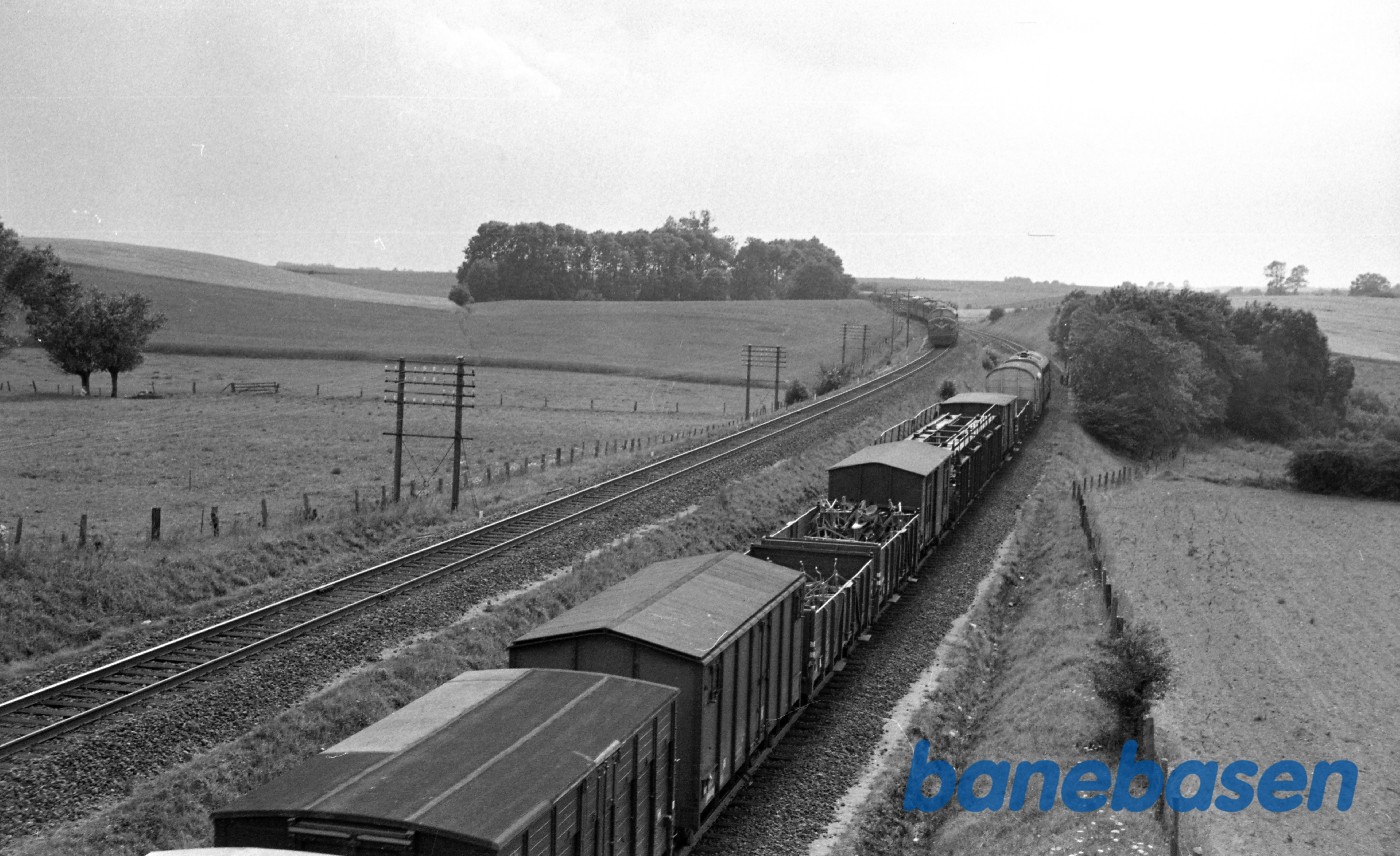 MY med godstog passerer MY med persontog MY med godstog passerer MY med persontog