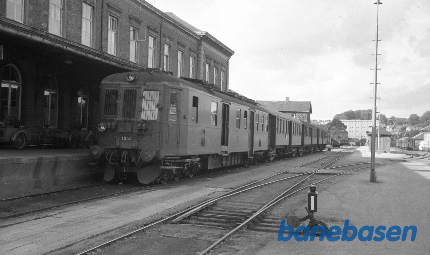 MO 1853 med persontog til Odense MO 1853 med persontog til Odense