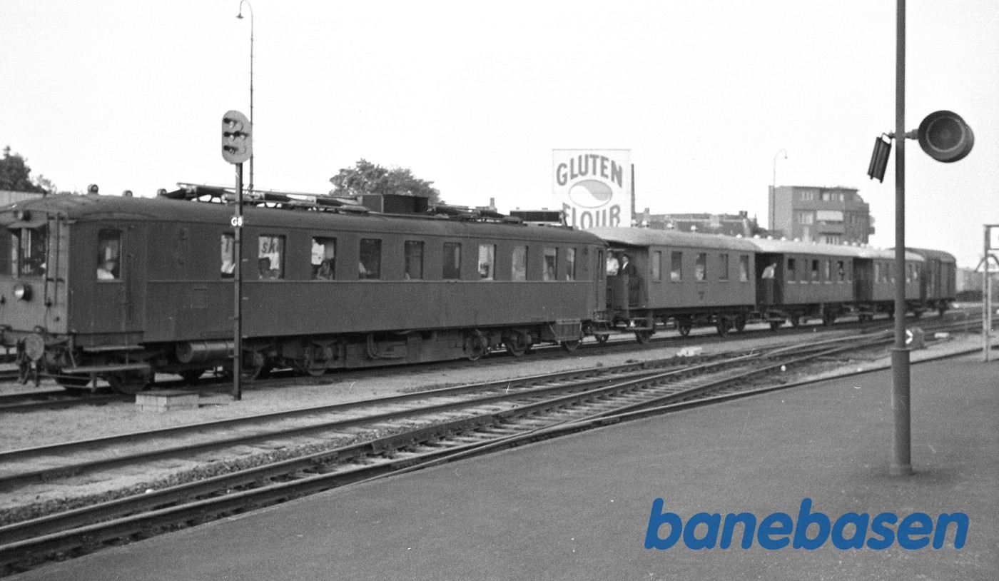 MD-motorvogn med badetog fra Kerteminde under indkørsel MD-motorvogn med badetog fra Kerteminde under indkørsel