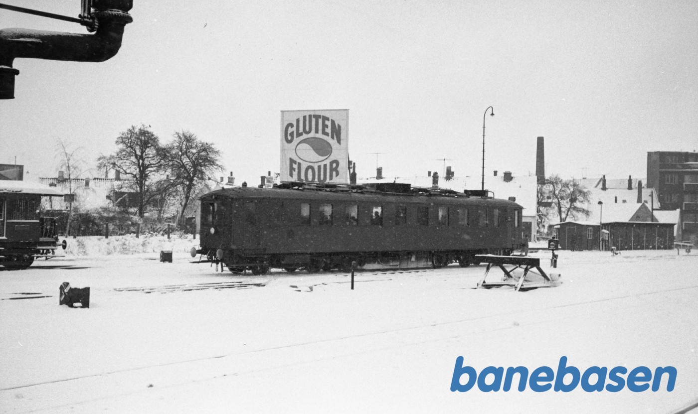 MD-motorvogn under indkørsel fra Kerteminde i snevejr MD-motorvogn under indkørsel fra Kerteminde i snevejr