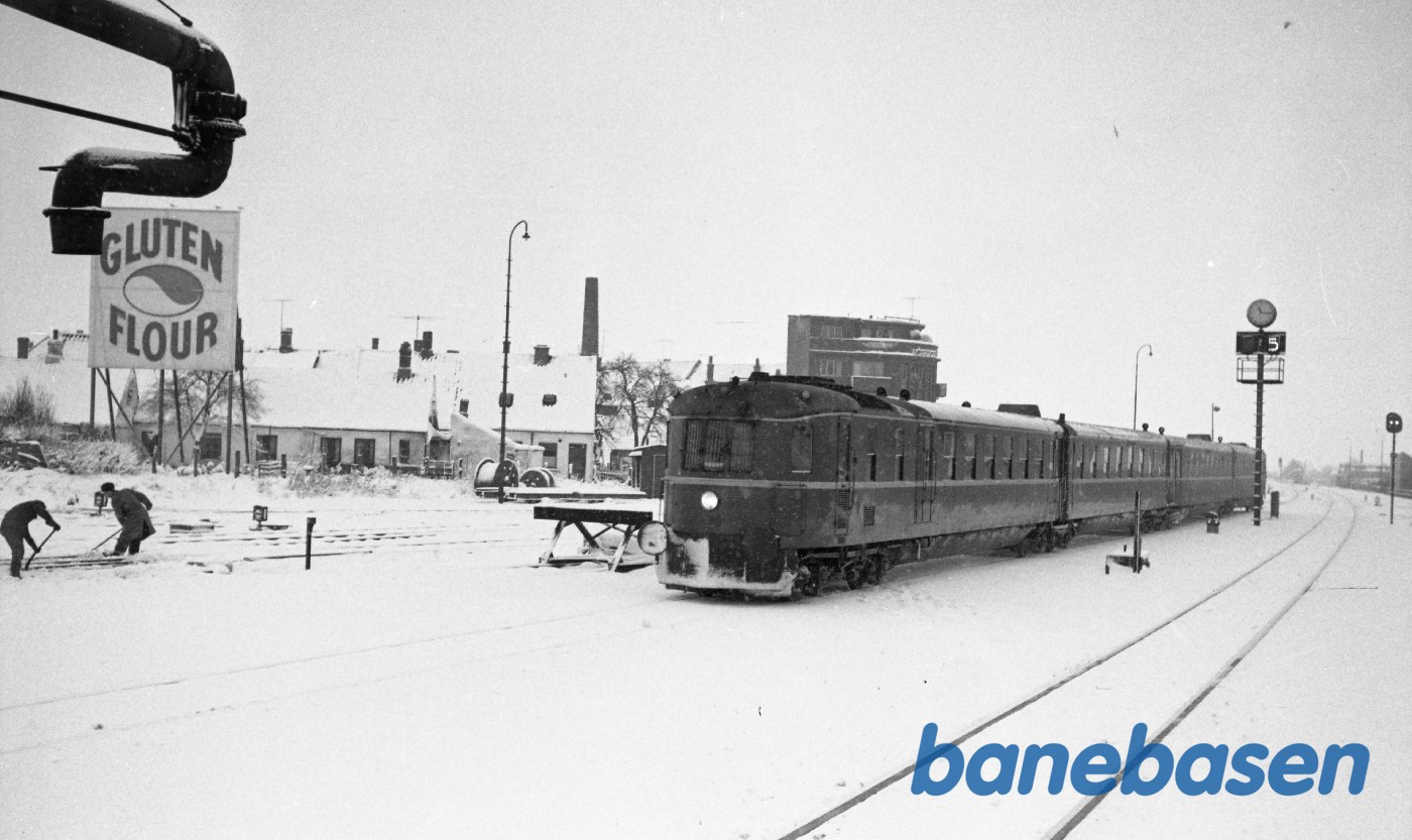 MB-lyntog under indkørsel fra Nyborg MB-lyntog under indkørsel fra Nyborg