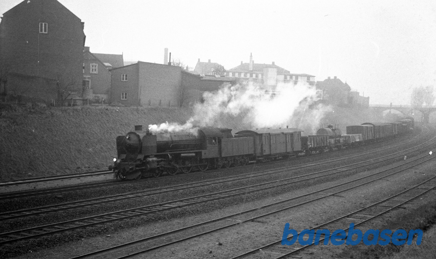 R 940 med godstog under indkørsel fra Fredericia R 940 med godstog under indkørsel fra Fredericia