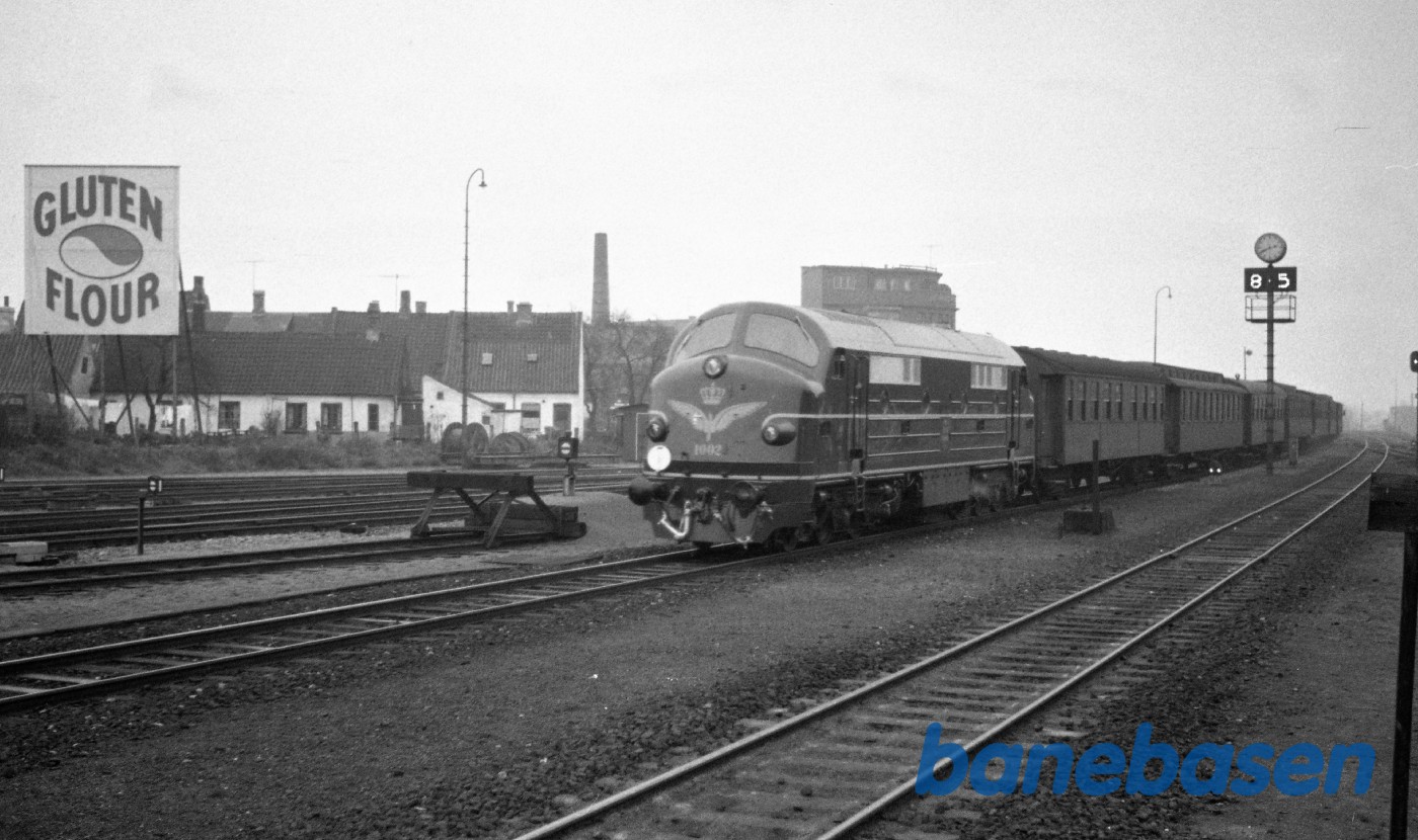 MX 1002 med persontog under gennemkørsel fra Nyborg MX 1002 med persontog under gennemkørsel fra Nyborg