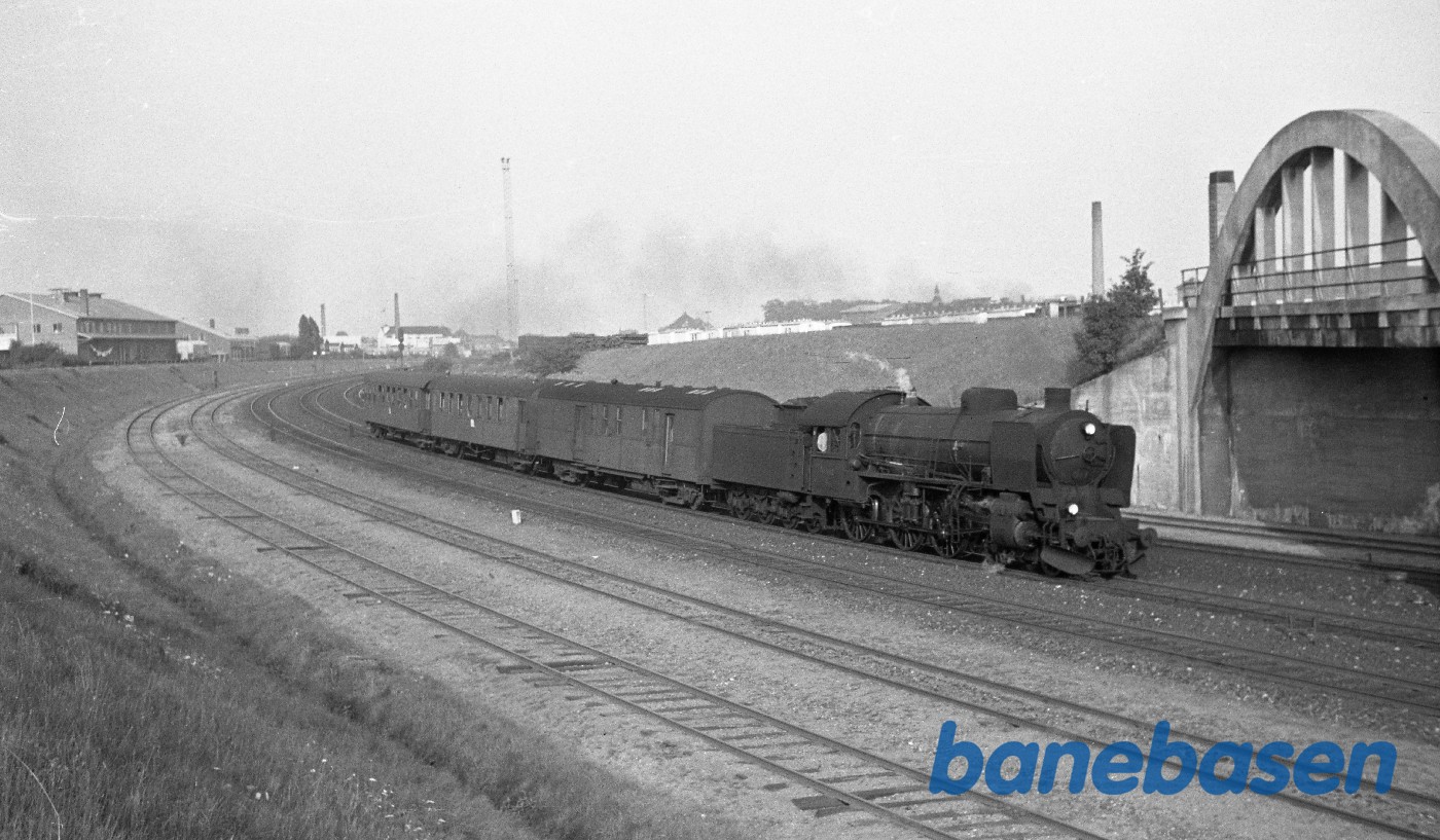 R 944 med persontog under udkørsel mod Fredericia R 944 med persontog under udkørsel mod Fredericia