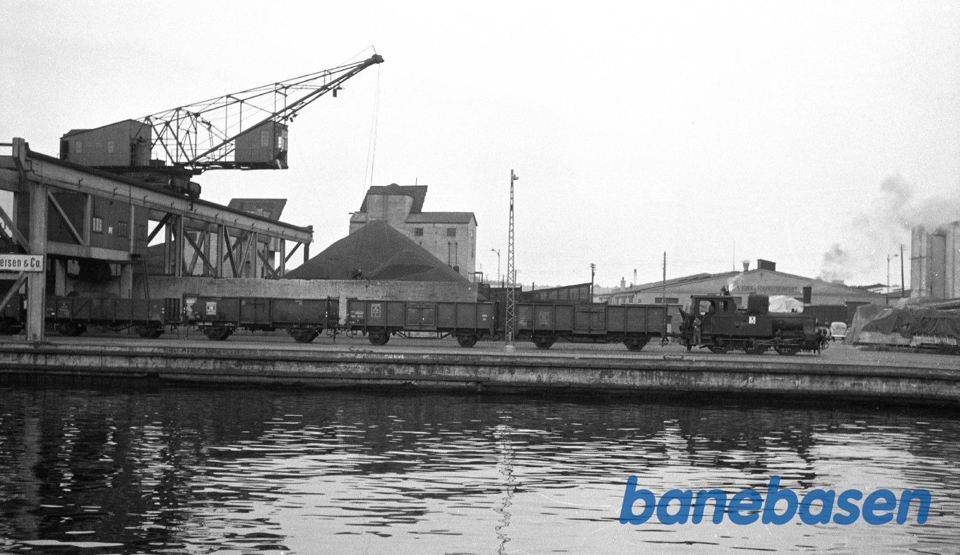 F 670 med rangertræk på havnen F 670 med rangertræk på havnen
