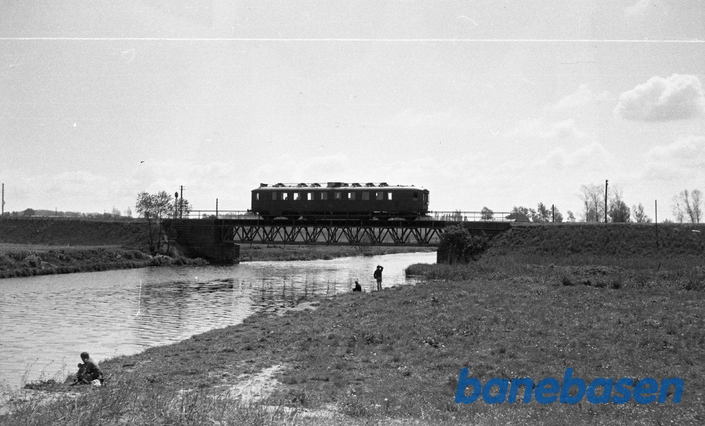 MD-motorvogn til Kerteminde på broen over Odense å ved Seden MD-motorvogn til Kerteminde på broen over Odense å ved Seden