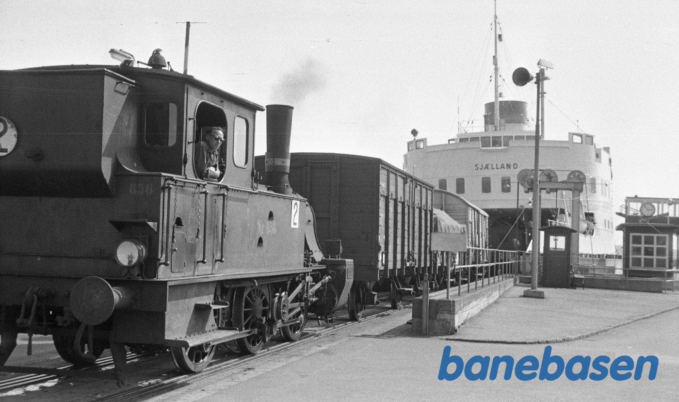 F 656 rangerer vogne ombord på M/F Sjælland F 656 rangerer vogne ombord på M/F Sjælland