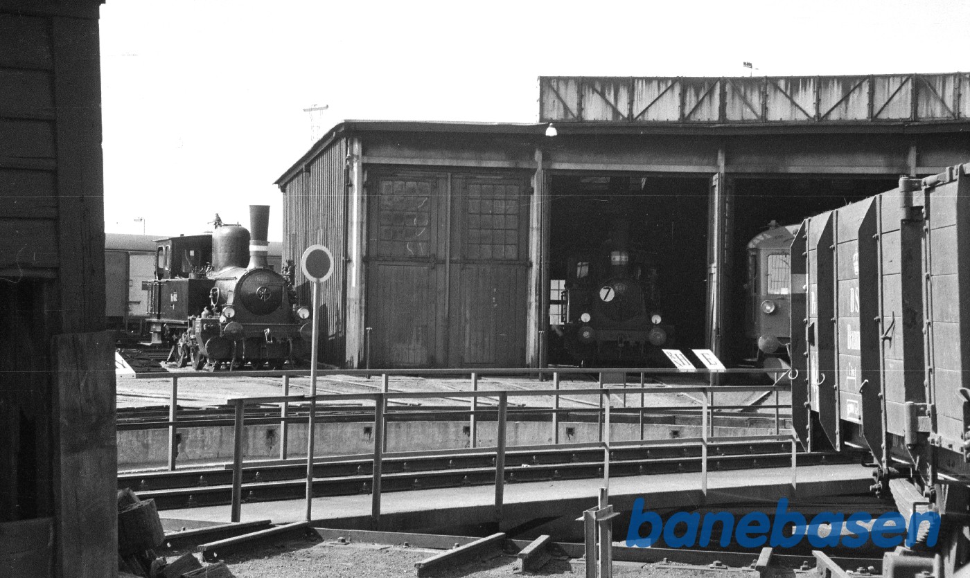 Remise med F 662 udenfor og 654 indenfor Remise med F 662 udenfor og 654 indenfor