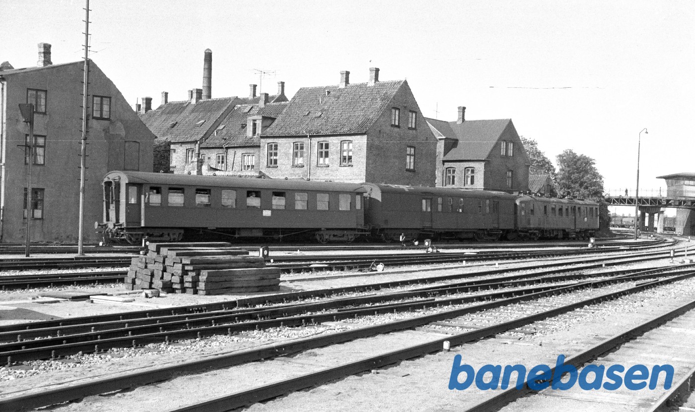 MP med persontog fra Svendborg under indkørsel MP med persontog fra Svendborg under indkørsel