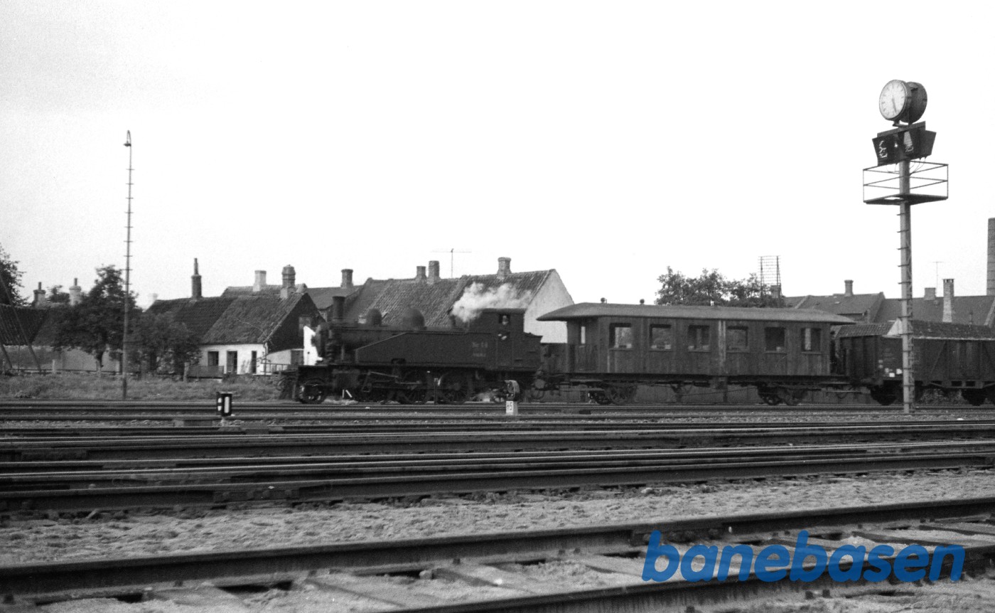 Damplokomotiv nr. 14 med godstog under indkørsel Damplokomotiv nr. 14 med godstog under indkørsel