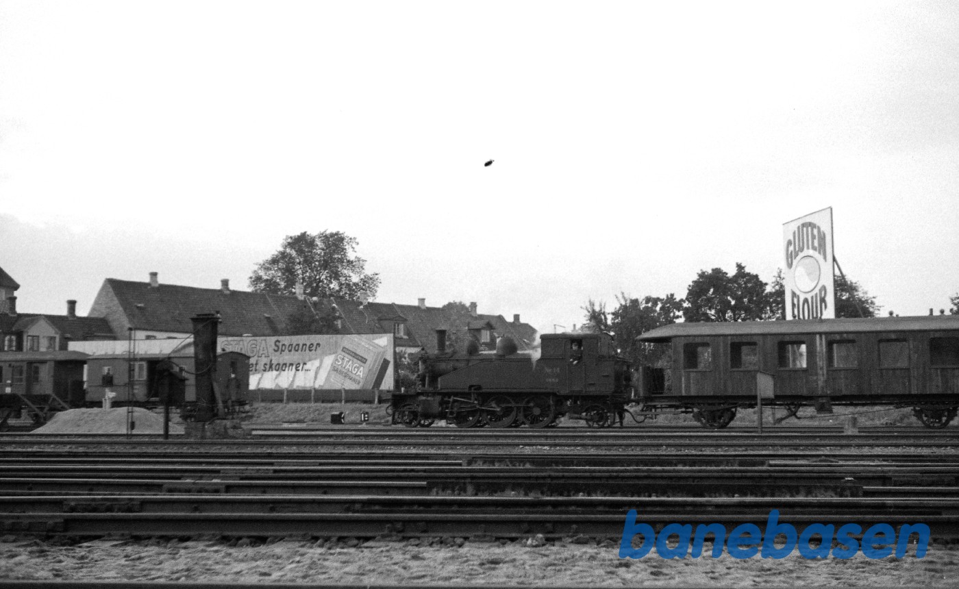 Damplokomotiv nr. 14 med godstog under indkørsel Damplokomotiv nr. 14 med godstog under indkørsel