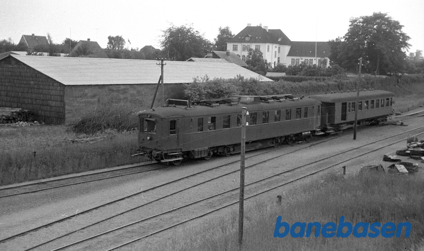 MD-motorvogn + BE-vogn med tog til Odense under udkørsel MD-motorvogn + BE-vogn med tog til Odense under udkørsel