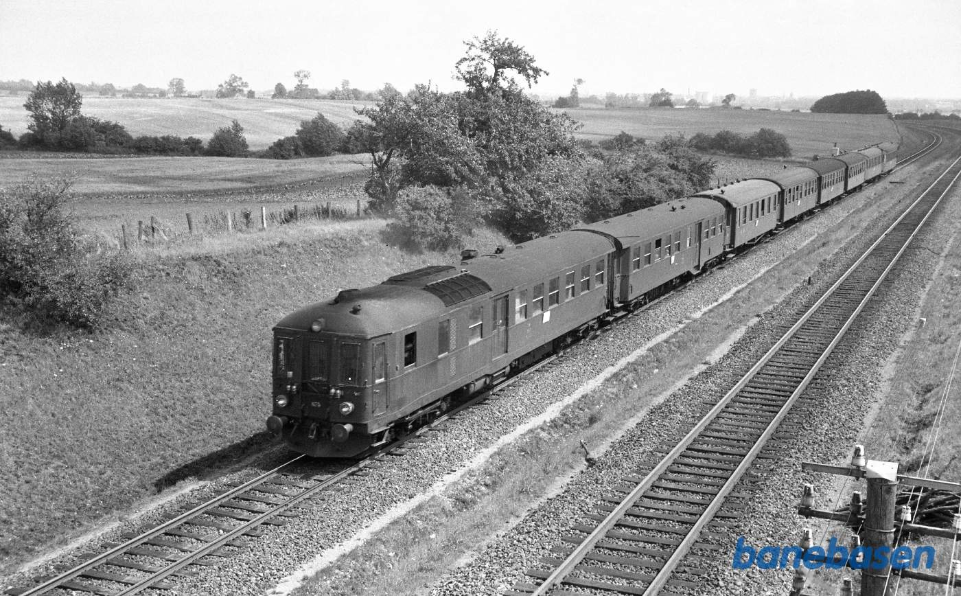 MK 675-FK 676 med persontog til Fredericia ved Elmelund MK 675-FK 676 med persontog til Fredericia ved Elmelund