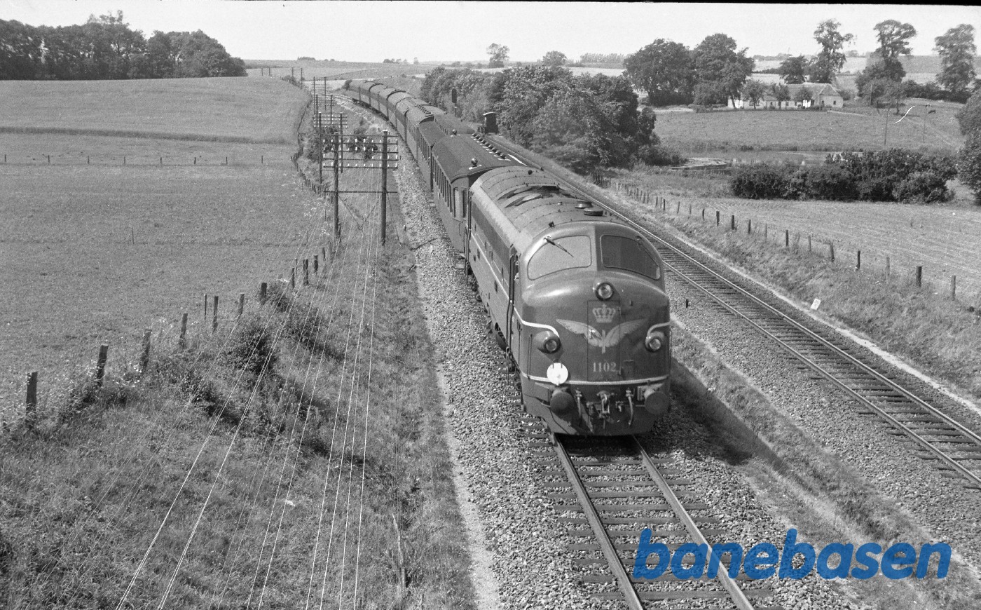 MY 1102 med persontog mod Odense ved Elmelund MY 1102 med persontog mod Odense ved Elmelund