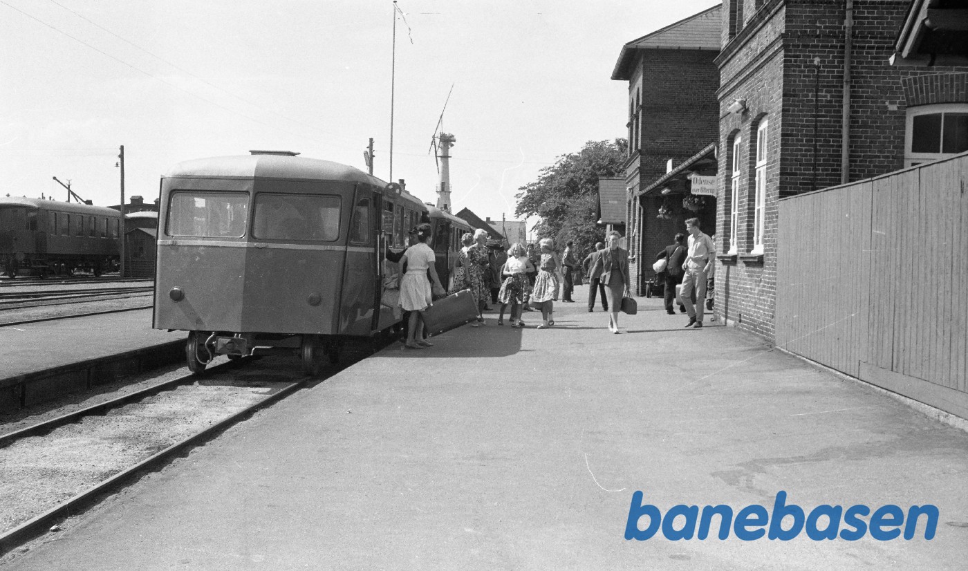 Skinne-bus tog netop ankommet fra Odense Skinne-bus tog netop ankommet fra Odense