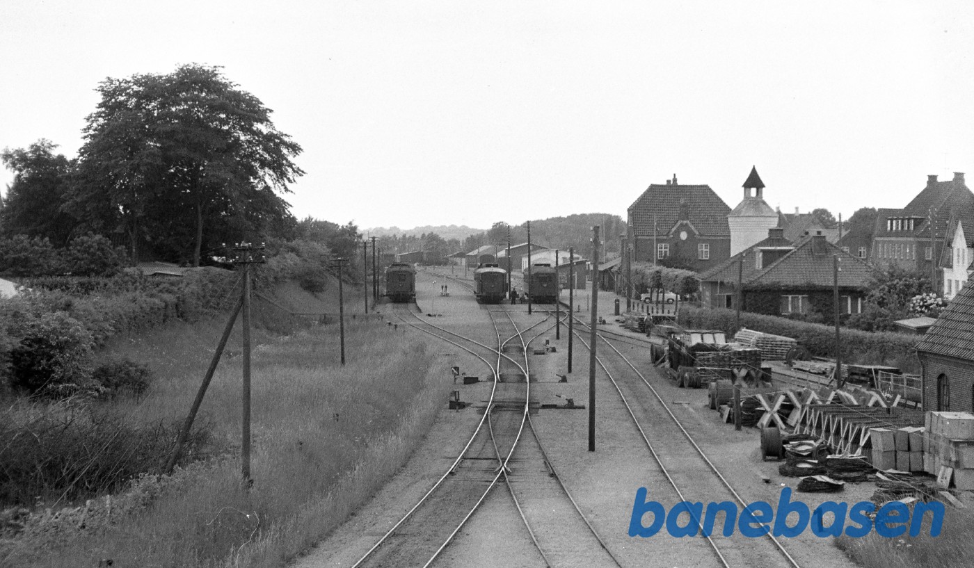 Brenderup station med tog til Odense (tv.), tog fra Odense (midtf.) og tog til Bogense (th.) Brenderup station med tog til Odense (tv.), tog fra Odense (midtf.) og tog til Bogense (th.)