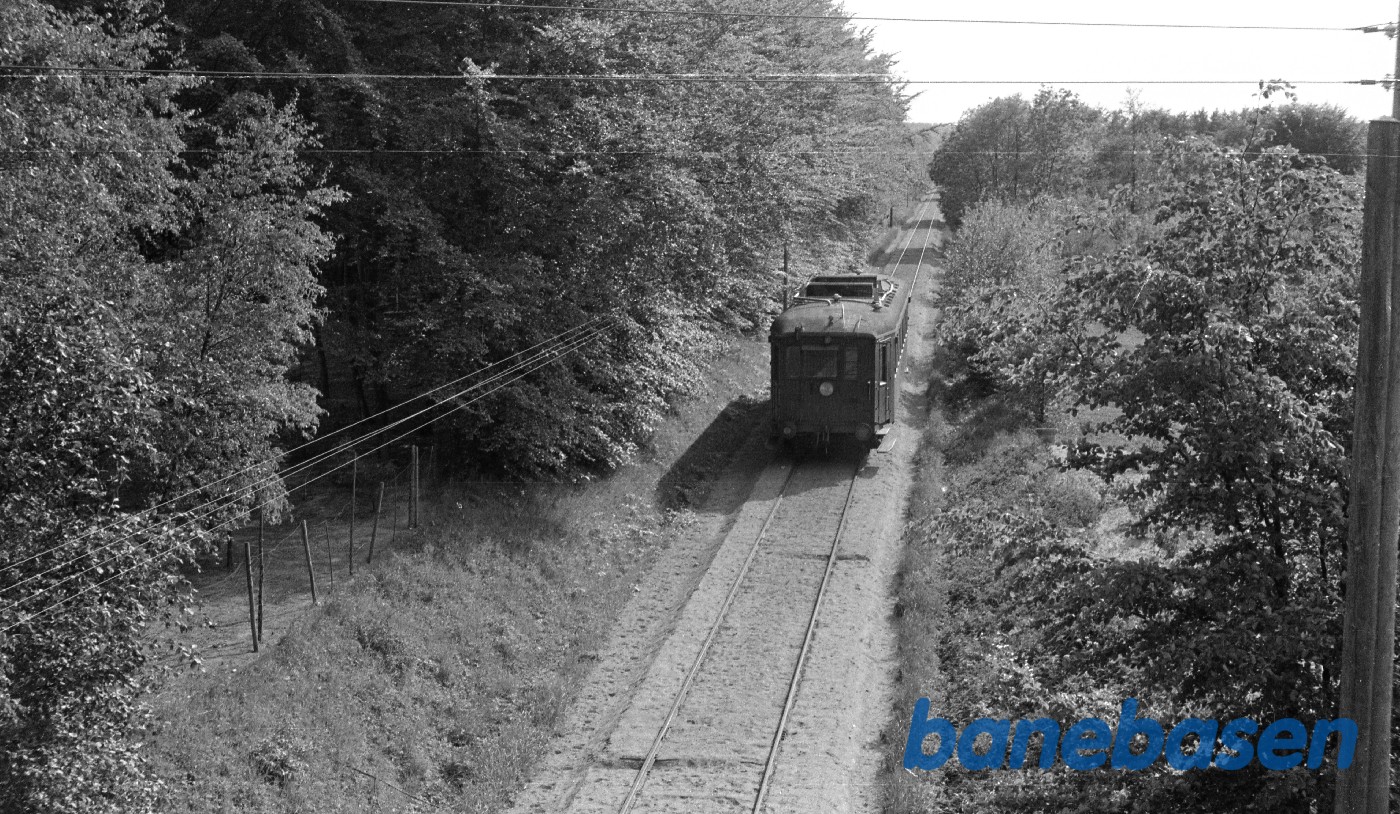 MH-motorvogn som tog til Brenderup, kort efter Holse station MH-motorvogn som tog til Brenderup, kort efter Holse station