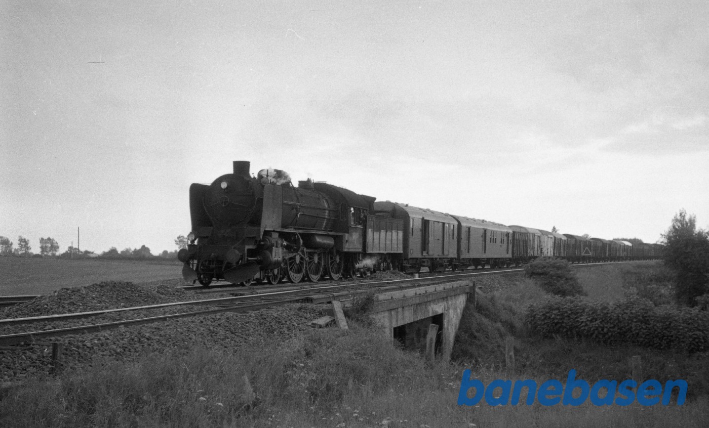 R-maskine med godstog fra Fredericia kort før Odense R-maskine med godstog fra Fredericia kort før Odense