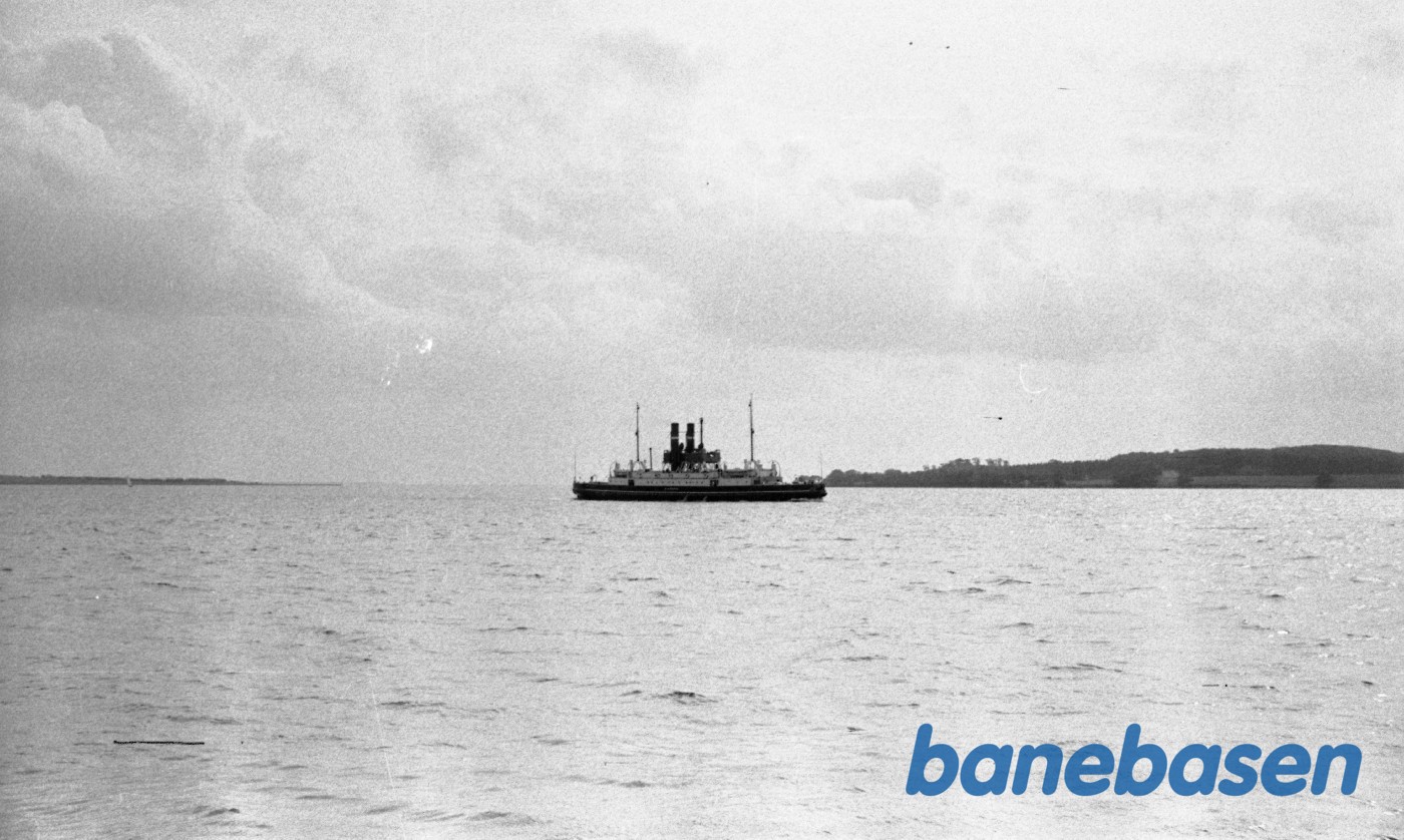 D/F Glyngøre, set på afstand, sandsynligvis afløserfærge på Fåborg-Mommark D/F Glyngøre, set på afstand, sandsynligvis afløserfærge på Fåborg-Mommark