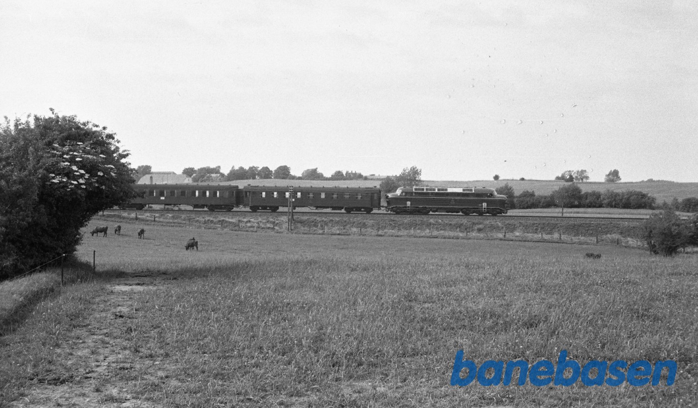 MY 120x med persontog mod Odense ved Elmelund MY 120x med persontog mod Odense ved Elmelund