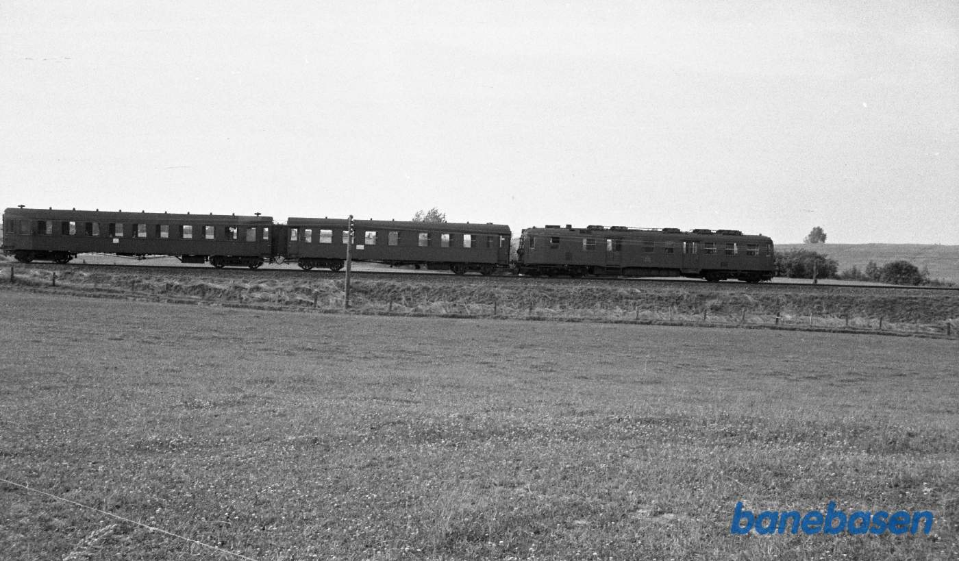 MO 18xx med persontog til Odense, ved Elmelund MO 18xx med persontog til Odense, ved Elmelund