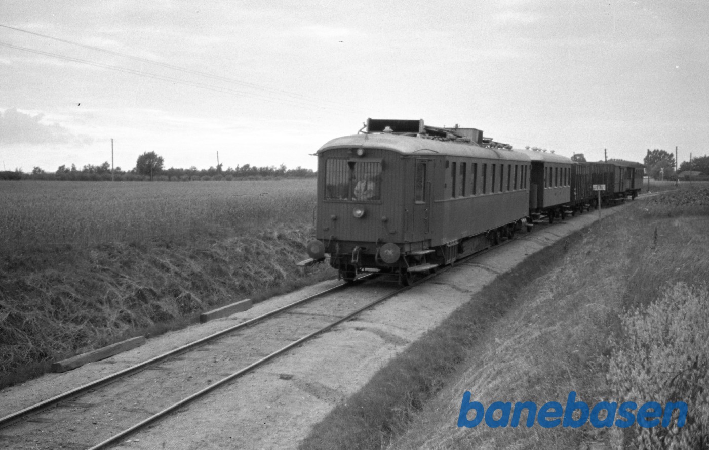 MD-motorvogn med godstog til Odense mellen Villestofte og Pårup MD-motorvogn med godstog til Odense mellen Villestofte og Pårup