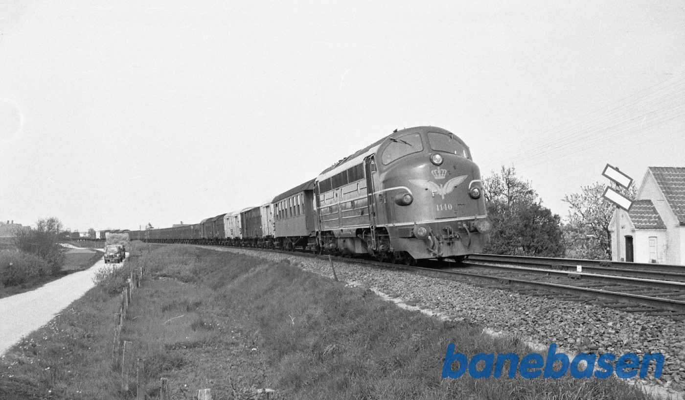 MY 1140 med godstog til Fredericia, kort før Holmstrup MY 1140 med godstog til Fredericia, kort før Holmstrup