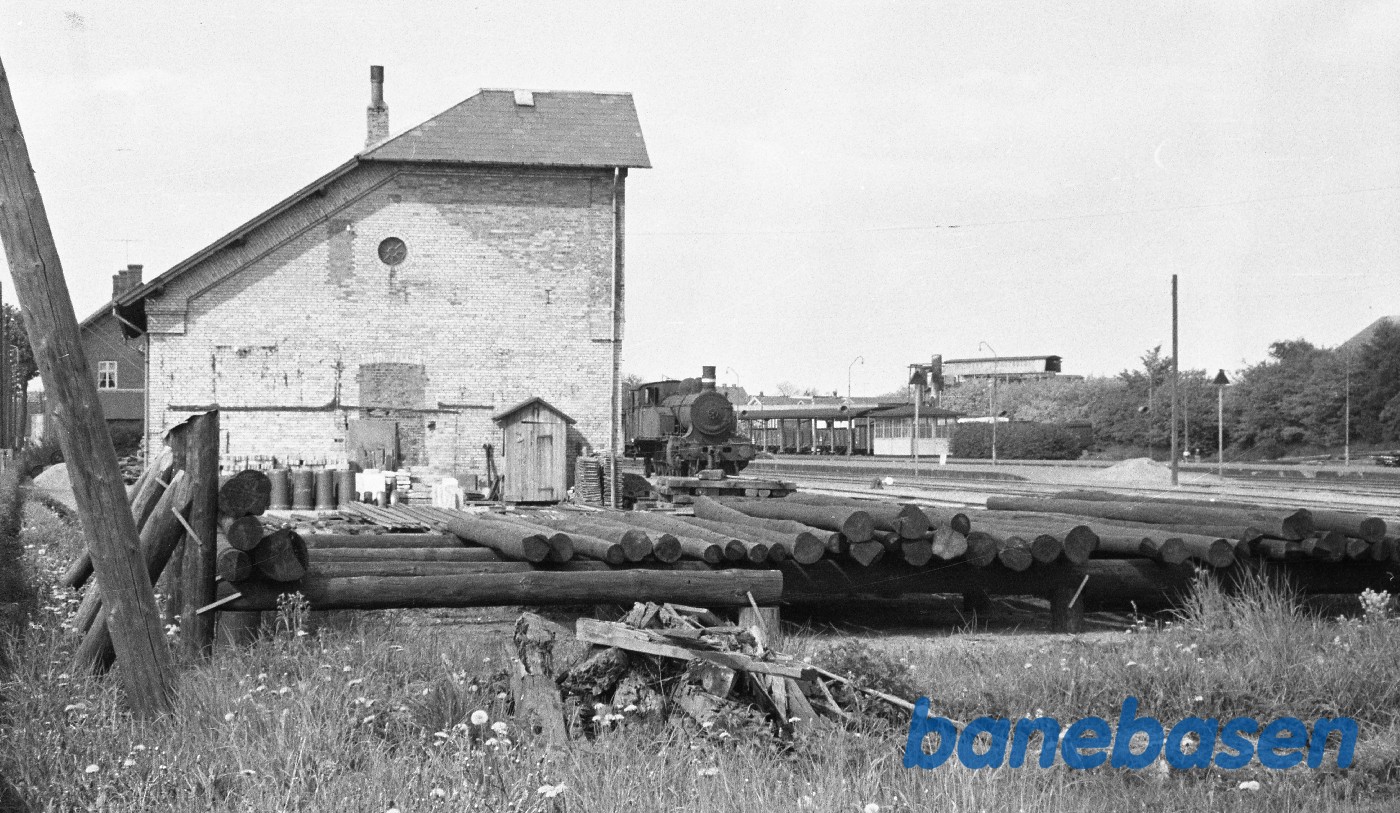 Ringe station, bagside af remise og DF 132 i det fjerne Ringe station, bagside af remise og DF 132 i det fjerne