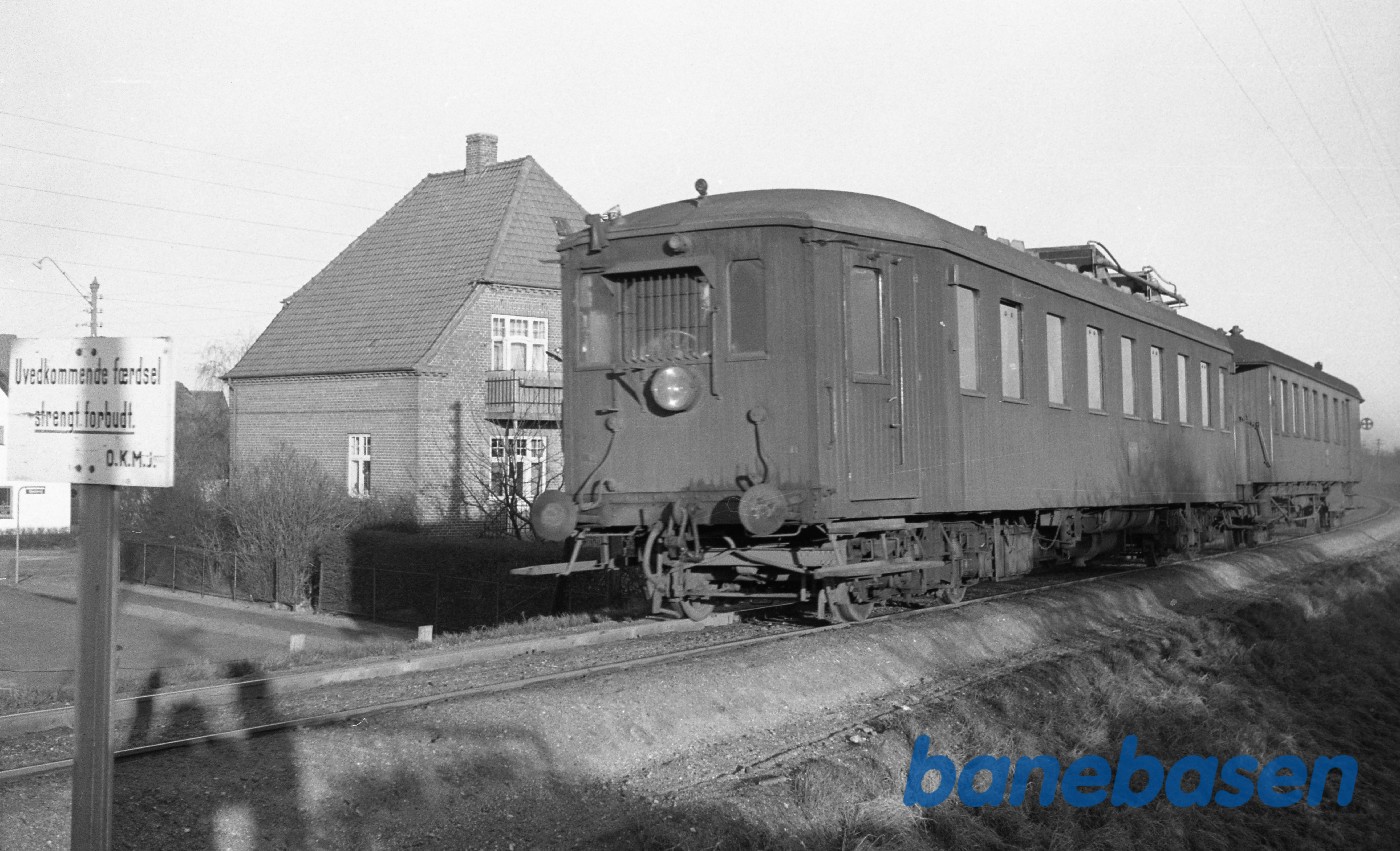 MH-motorvogn + BE 12 fra Kerteminde, kort før Odense MH-motorvogn + BE 12 fra Kerteminde, kort før Odense