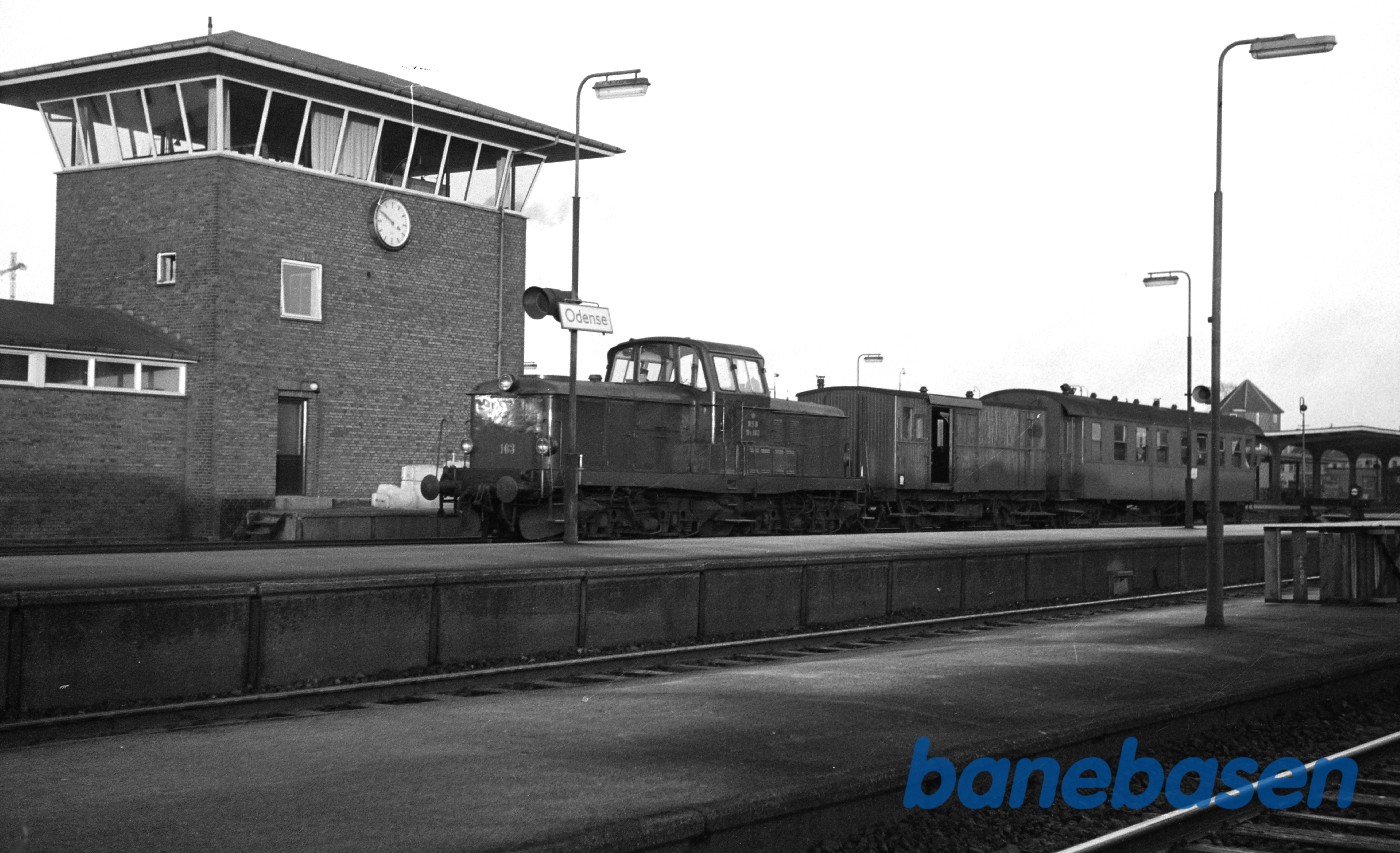 MT 163 med persontog til Assens MT 163 med persontog til Assens