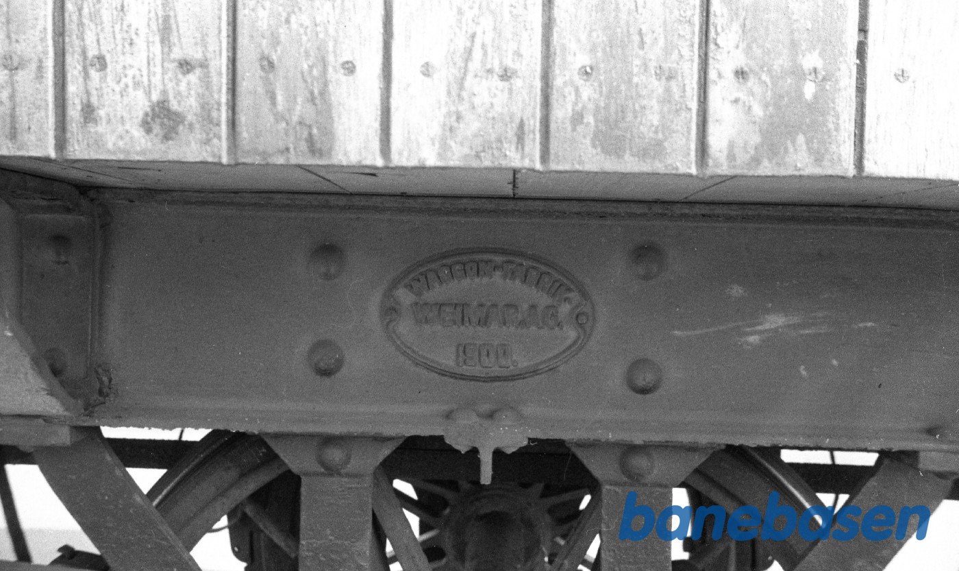 Fabriksskilt på C 33 Fabriksskilt på C 33