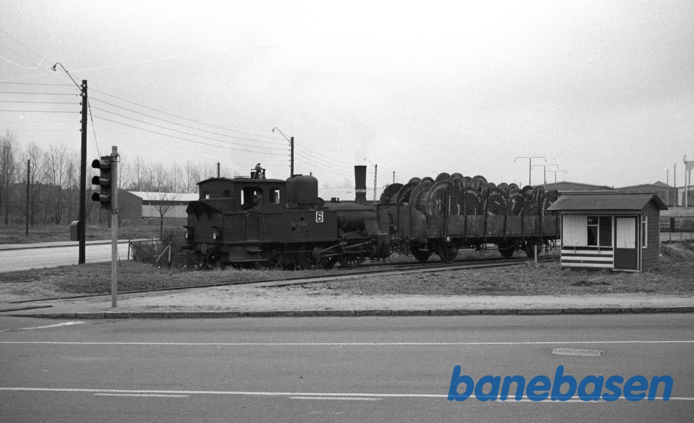 F 436 + svensk O-vogn med kabeltromler ved Grønlandsgade F 436 + svensk O-vogn med kabeltromler ved Grønlandsgade