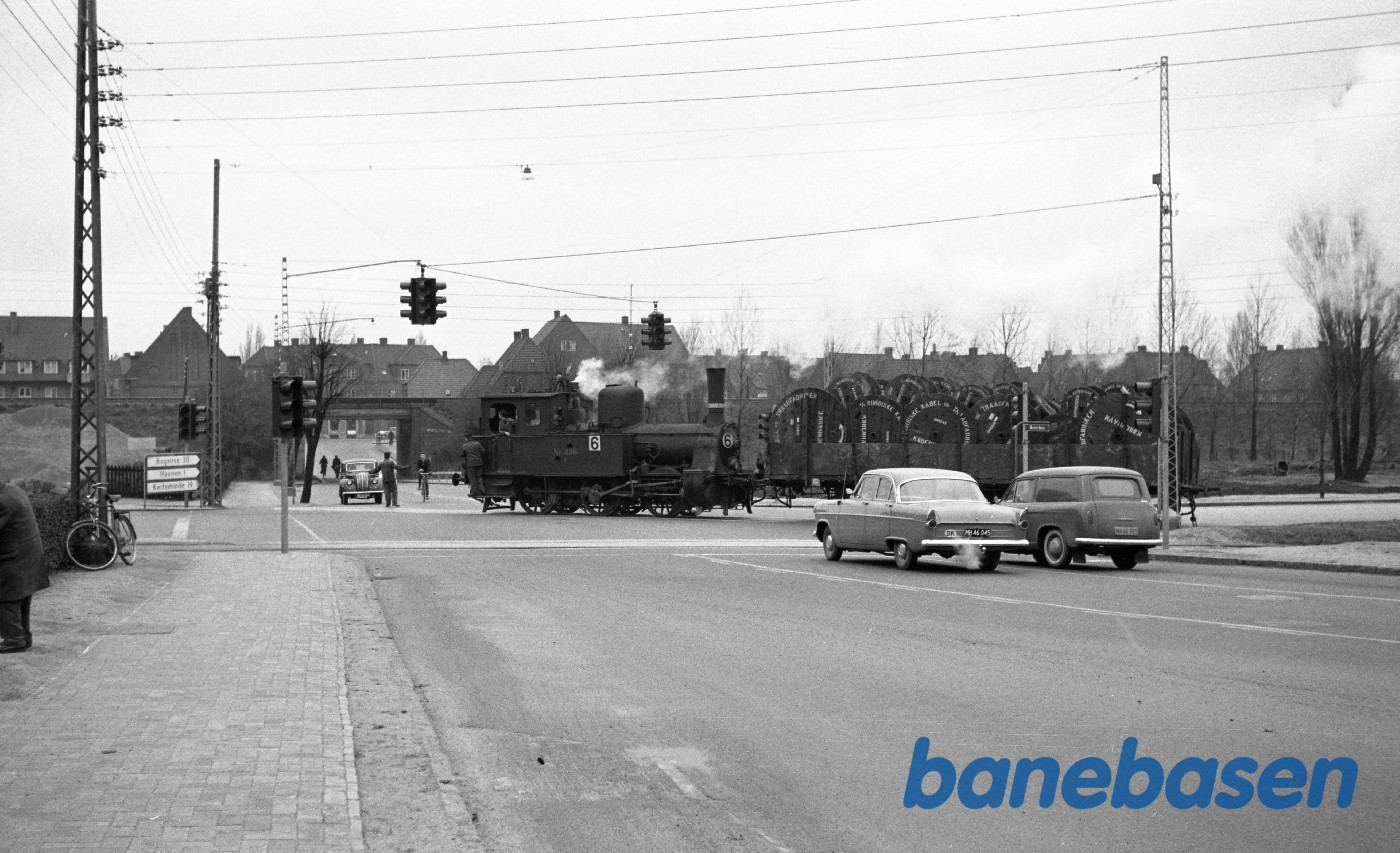 F 436 + svensk O-vogn med kabeltromler ved Grønlandsgade F 436 + svensk O-vogn med kabeltromler ved Grønlandsgade