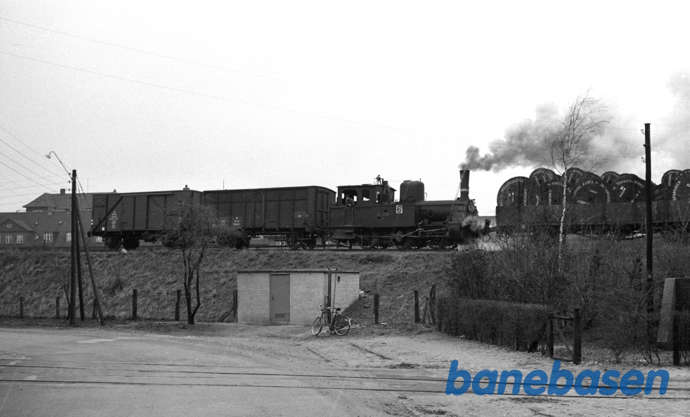 F 436 med rangertræk på vej til stationen fra Grønlandsgade F 436 med rangertræk på vej til stationen fra Grønlandsgade