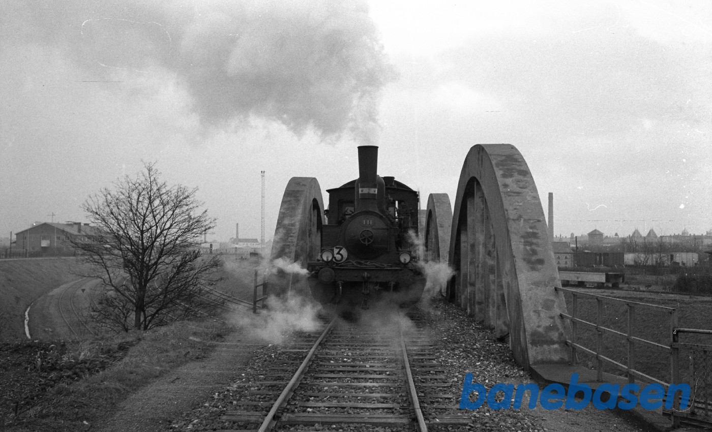 F 441 med rangertræk på havnebanen på broen over hovedsporene F 441 med rangertræk på havnebanen på broen over hovedsporene