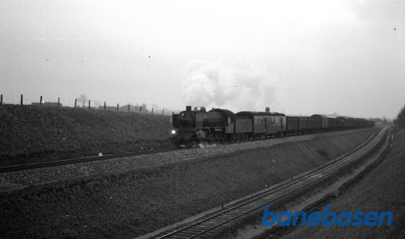 R-maskine med godstog fra Fredericia ved Elmelund R-maskine med godstog fra Fredericia ved Elmelund