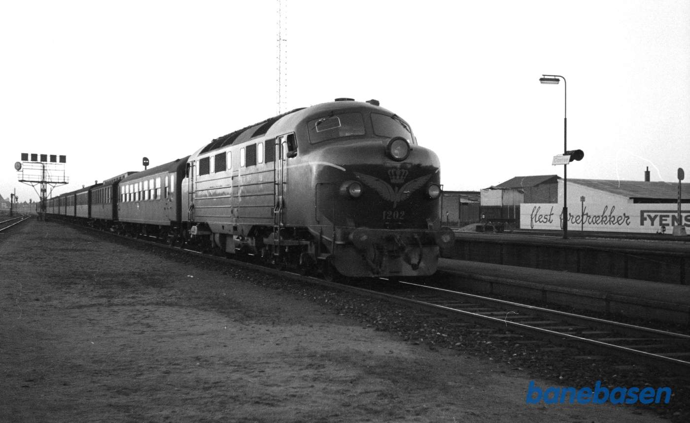 MY 1202 med persontog fra Fredericia